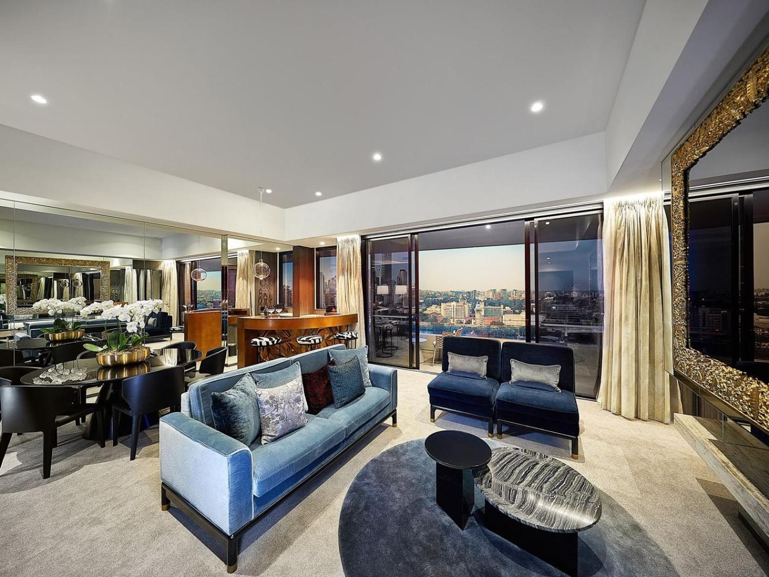 Emporium Hotel South Bank Brisbane Luaran gambar The living room of a three-bedroom apartment