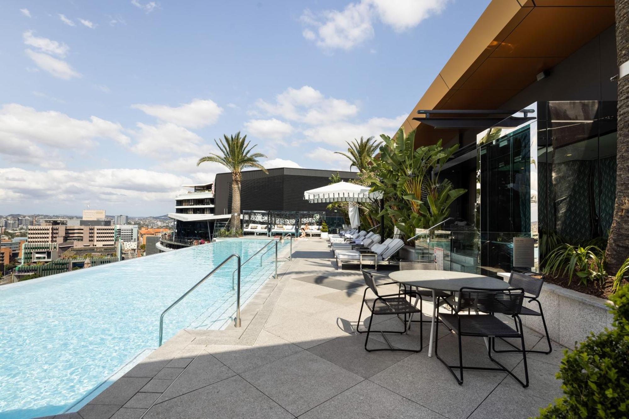 Emporium Hotel South Bank Brisbane Luaran gambar The rooftop pool at The Standard
