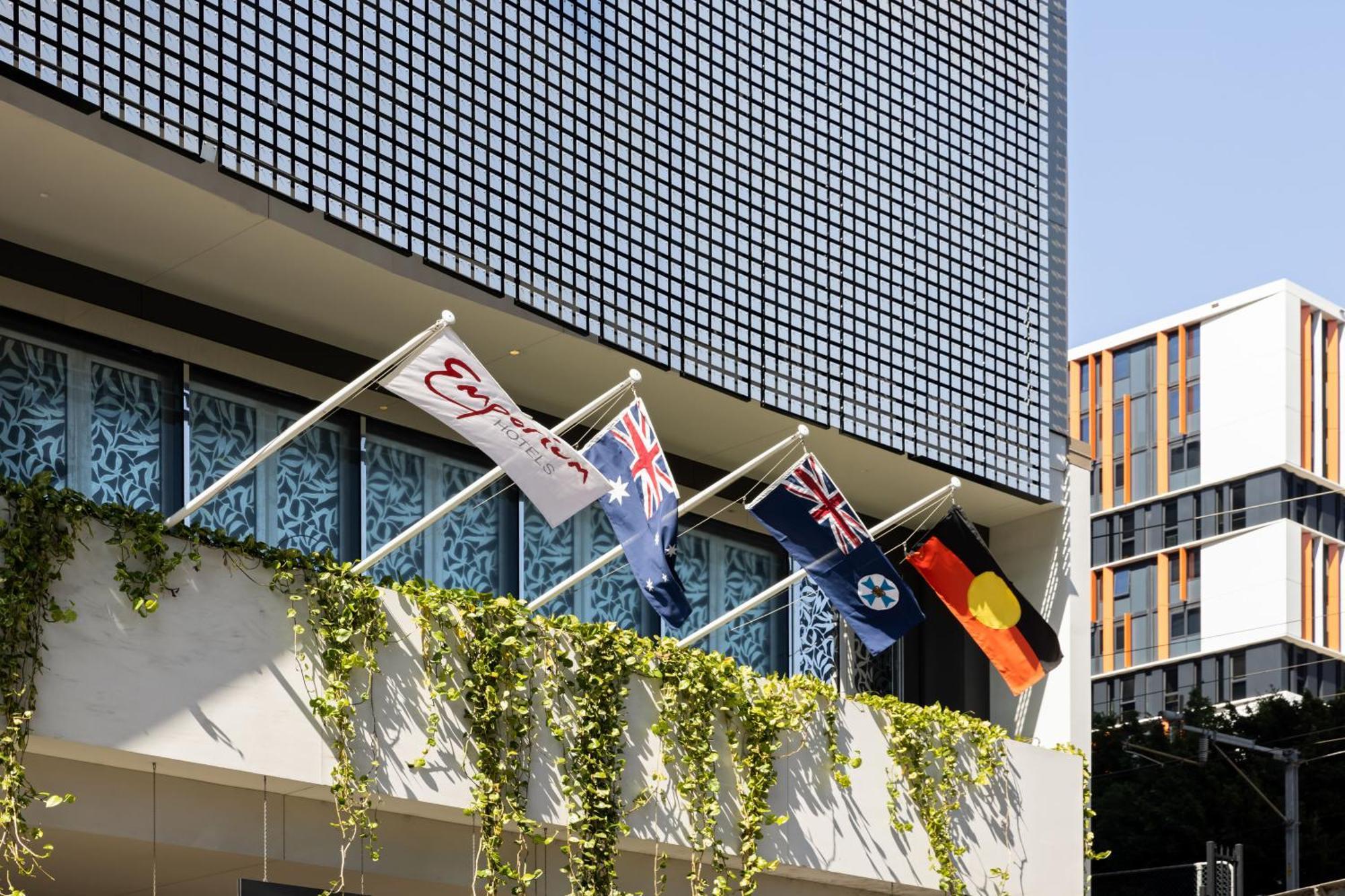 Emporium Hotel South Bank Brisbane Luaran gambar Flags at the Queensland University of Technology