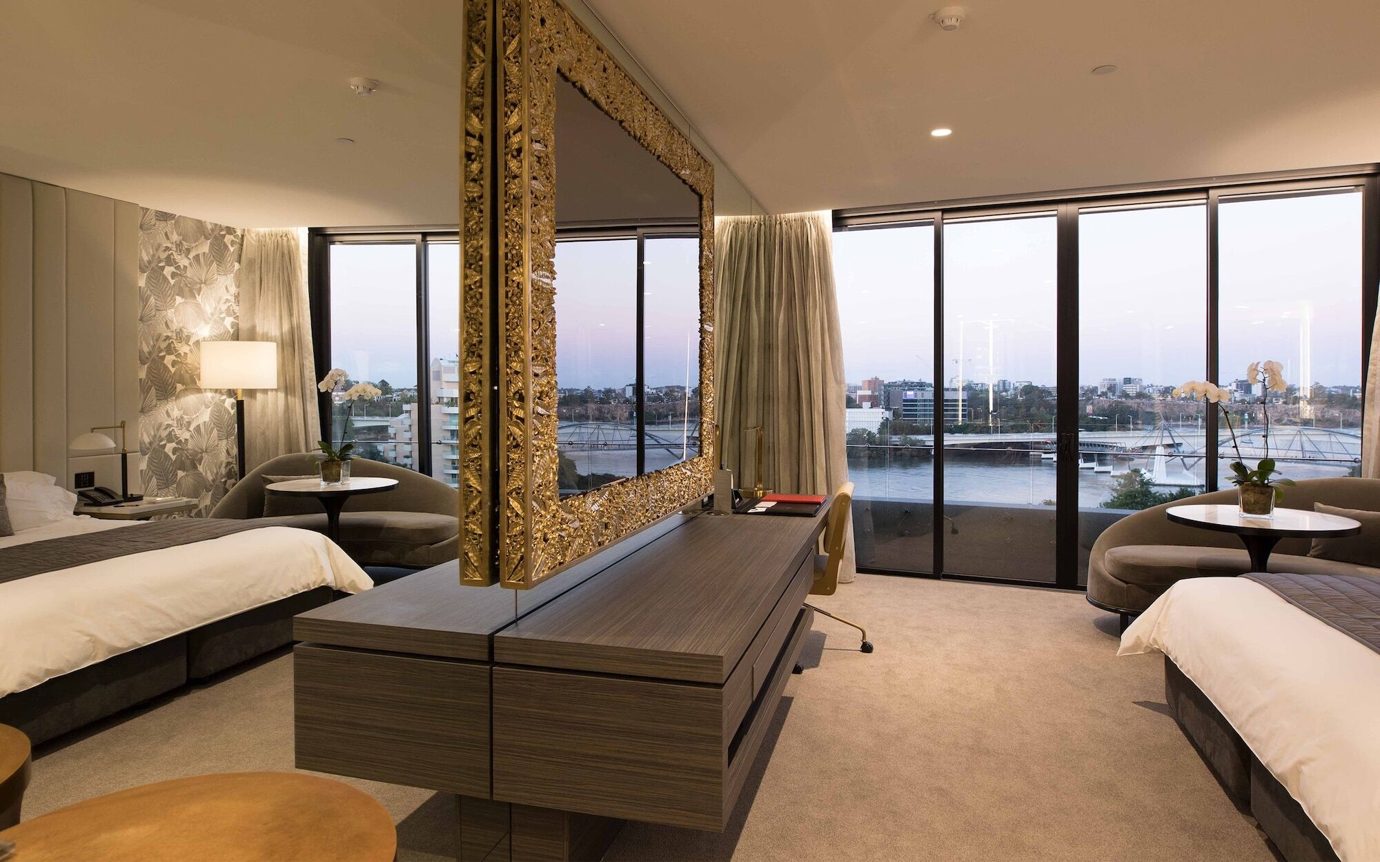 Emporium Hotel South Bank Brisbane Luaran gambar A bedroom at the Crown Towers